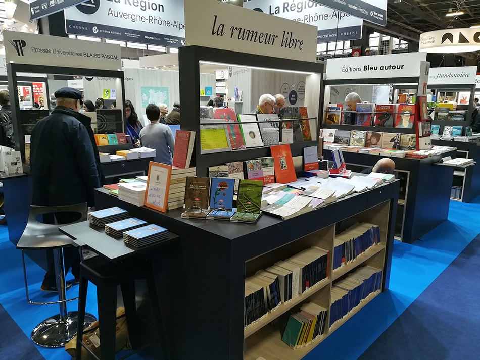 Stand des éditions la Rumeur libre au Salon du livre de Paris le 16 mars 2019.