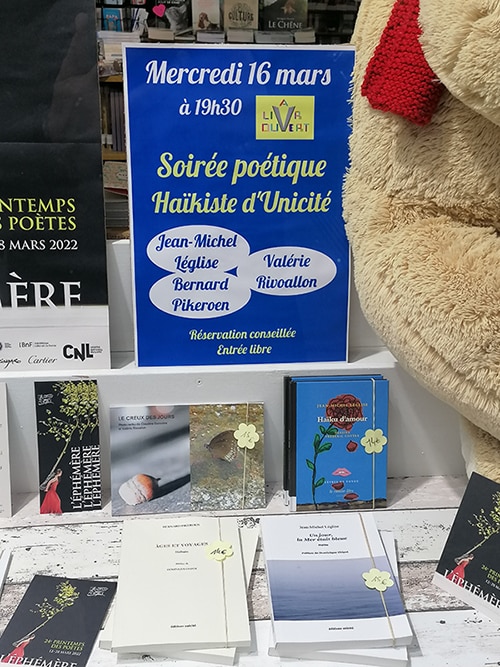 16 mars 2022 : la librai­rie À Livr’Ou­vert (Paris 11e) a invité Jean-Michel Léglise ainsi que les haïkistes français publiés par les éditions Unicité pour une lecture.